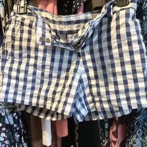 One gently worn plaid Loft size 0 shorts 🩳